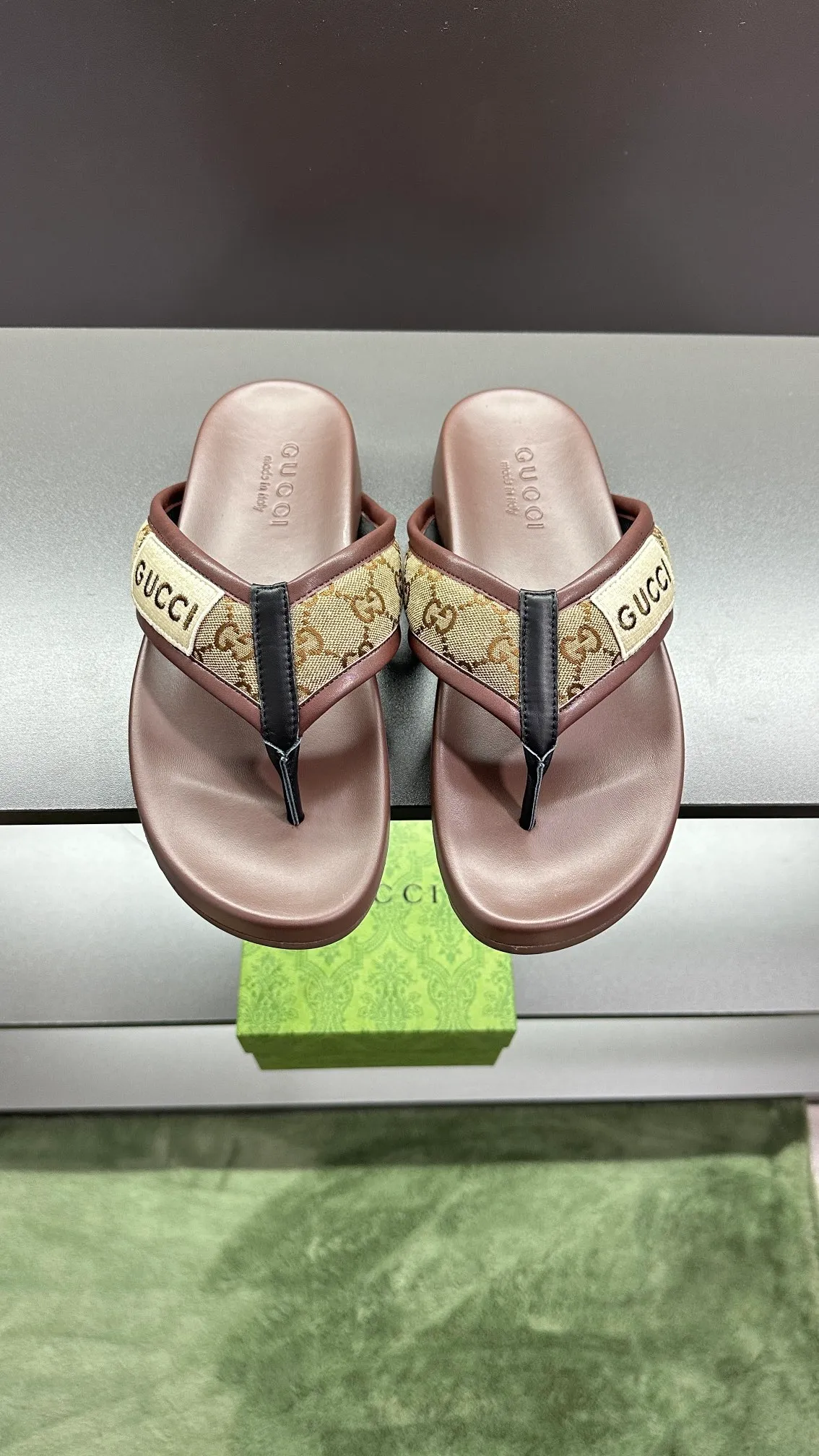 [G Family Couple Style] P: 300💰Female size 36~40 Men's size 39~45, (46. Custom-made Unisex GG slippers This slipper is made of GG polyester fiber and is decorated with a Gucci label on the front, adding a striking logo feel to the style. Beige GG recycled polyester fiber Unisex leather trim "Gucci Made in Italy" embroidered label Rubber sole Flat Made in Italy